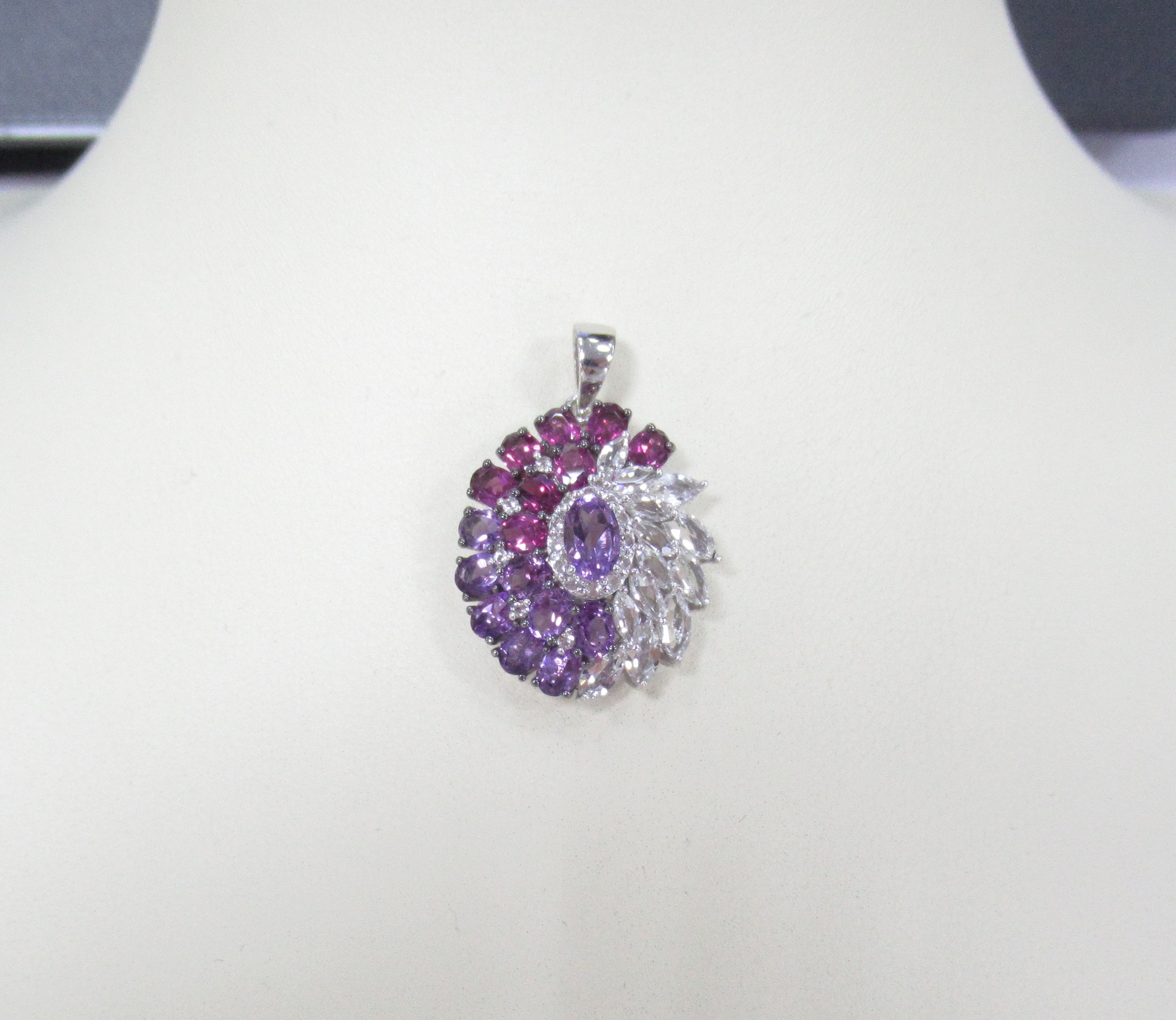 Серебряная подвеска 925 пробы; родий (бел., черн.); вставки 9 Аметист 1,4ct (Бразилия); 8 Родолит 1,